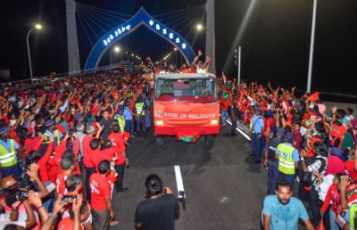 ބޮޑު ބޯޓުން އައި ރަން ޓީމަށް ލޯބި ބަންޑުންކޮށްލައިފި