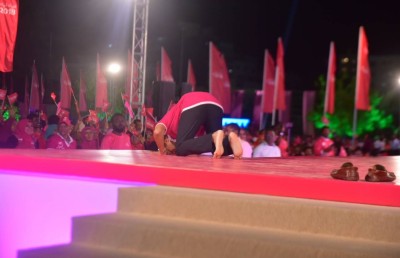 ސަޕޯޓަރުން ފެނި ނިހާން އުފަލުން ސަޖިދަ އަށް