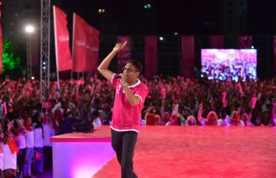 ސަޕޯޓަރުން ފެނި ނިހާން އުފަލުން ސަޖިދަ އަށް