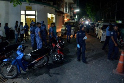 ގްރޫޕް މާރާމާރީއެއްގައި މީހެއްގެ ގަޔަށް ވަޅި ހަރައި ޒަހަމްކޮށްލައިފި