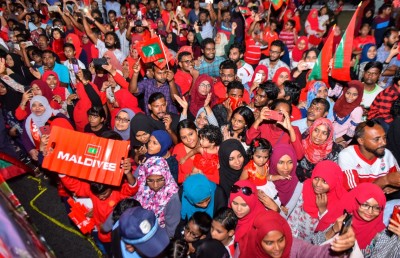 ބޮޑު ބޯޓުން އައި ރަން ޓީމަށް ލޯބި ބަންޑުންކޮށްލައިފި