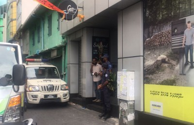 އިބޫގެ ކެމްޕެއިން އޮފީހަށް ފުލުހުން ވަނީ ރިޝްވަތަށް ތުހުމަތުކޮށް!