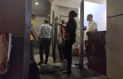 އިބޫގެ ކެމްޕެއިން އޮފީހަށް ފުލުހުން ވަނީ ރިޝްވަތަށް ތުހުމަތުކޮށް!