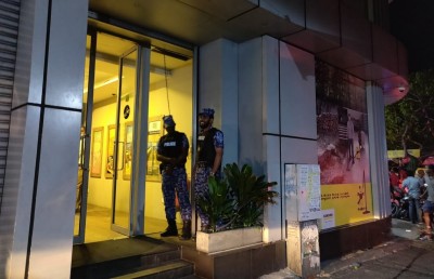 އިބޫގެ ކެމްޕެއިން އޮފީހަށް ފުލުހުން ވަނީ ރިޝްވަތަށް ތުހުމަތުކޮށް!