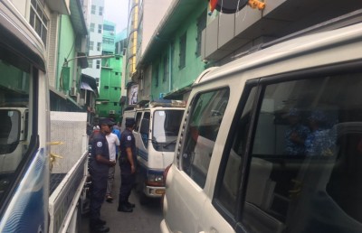 އިބޫގެ ކެމްޕެއިން އޮފީހަށް ފުލުހުން ވަނީ ރިޝްވަތަށް ތުހުމަތުކޮށް!