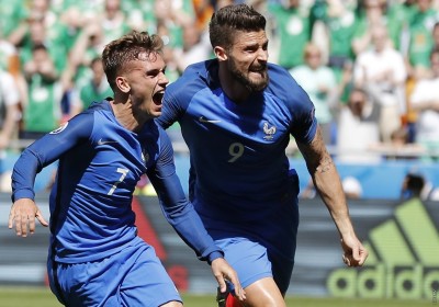 ފަހަތުން އަރައި އަޔަލޭންޑް ބަލިކޮށް ފްރާންސް ކުއާޓާއަށް