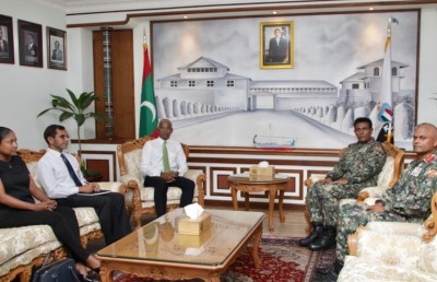 އިބޫ، ޗީފް އޮފް ޑިފެންސް ފޯސް މޭޖާ ޖެނެރަލް ޝިޔާމްއާ ބައްދަލުކުރައްވައިފި