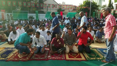 ލަންކާގައި ހުންނަ ސޯސަންވިލާގައި ދިވެހީން ބޮޑު ޖަމާއަތުގައި އީދުނަމާދުކޮށްފި