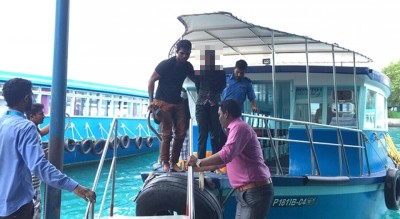 އަންހެނަކު ވިލިމާލެއިން މާލެއަށް ފަތާފައި ދާން އުޅެފި، ޖެންޑާއިން ވަނީ އޭނާއާ ހަވާލުވެފައި