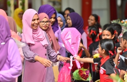 ޓީޗަރުންނަށް އޮތް ލޯބި ބަންޑުންކޮށްލައިފި