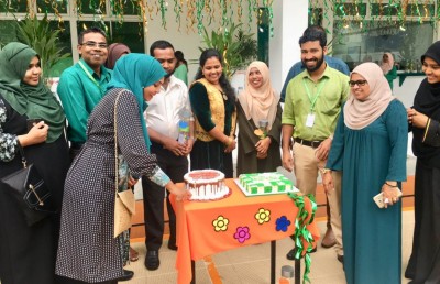 ޓީޗަރުންނަށް އޮތް ލޯބި ބަންޑުންކޮށްލައިފި