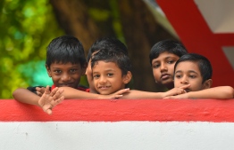 ޓީޗަރުންނަށް އޮތް ލޯބި ބަންޑުންކޮށްލައިފި