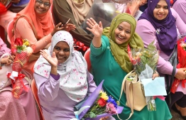 ޓީޗަރުންނަށް އޮތް ލޯބި ބަންޑުންކޮށްލައިފި