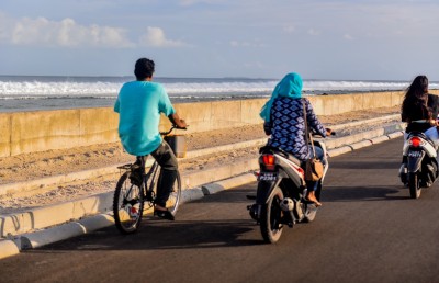 ބްރިޖާއި ލިންކް ރޯޑުގައި ދުއްވާއިރު ބުރުގާއާ މެދު ސަމާލުވާން އަންގައިފި