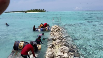 ފެންފުށީގައި ފްޓްބޯޅަ ދަނޑެއް ހެދުމަށް މޫދުން ބައެއް ހިއްކުމުގެ މަސައްކަތް ފަށައިިފި