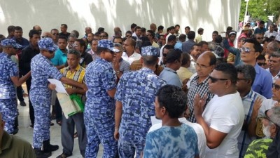 ދުޢާކުރަން ހުރަސްއެޅިކަމަށް ބުނެ ހަތަރު ފުލުހެއްގެ މައްސަލަ އެންއައިސީއަށް