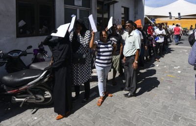 އެއް ބަޔަކު ކެތްތެރިކަމާ އެކު، އަނެއް ބަޔަކު ކިއު ފެޅުމުގައި!