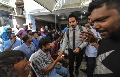އެއް ބަޔަކު ކެތްތެރިކަމާ އެކު، އަނެއް ބަޔަކު ކިއު ފެޅުމުގައި!