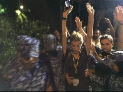 ހައްޔަރު ކުރުމަށްފަހު ކޯޓުން ދޫކޮށްލި ބިދޭސީ ދެ ނޫސްވެރިން އިމިގްރޭޝަނާ ހަވާލުކޮށްފި