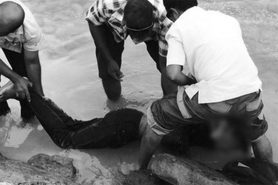 ކައްދޫން ފޮނަދޫއަށް ދިޔަ ސައިކަލެއް ހޮޅިދަނޑިއެއްގައި ޖެހި ނުރައްކާތެރި އެކްސިޑެންޓެއް ހިނގައިފި