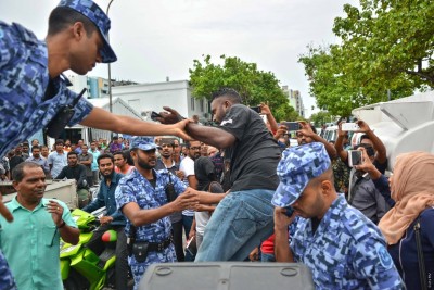 ސިޔާސީ ހައްޔަރީންނަށް ފައިސާ ދޭން އިދިކޮޅު އިއްތިހާދުން ނިންމައިފި