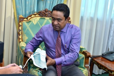 ރާއްޖޭގައި އުކާލާ ޕްލާސްޓިކުން އެޑިޑާސްއިން ހެދި ބޫޓު ރައީސް ޔާމީންއަށް ހަދިޔާކުރައްވައިފި