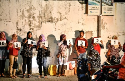 މާދަމާ ކޯޓަށް ވަންނަން މިހާރުވެސް ކިއޫގައި