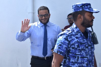 އަދީބު މާލެގެނެސް ޑޮކްޓަރަށް ދައްކައިފި