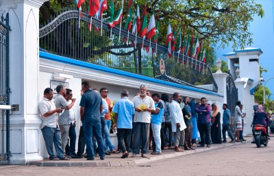 އިންތިޚާބާ ގުޅޭ ހުކުމް އަޑުއަހަން ގިނަ ބަޔަކު ކިއޫއަށް!