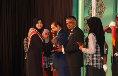 އަހުމަދިއްޔާ ސްކޫލުގެ އެންމެ މޮޅު ދަރިވަރަކަށް ތިން ދަރިވަރުން