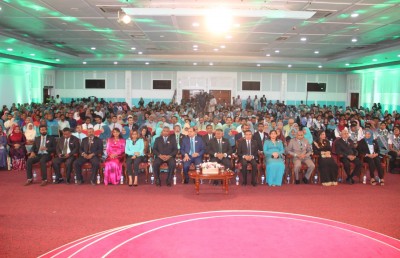 އަހުމަދިއްޔާ ސްކޫލުގެ އެންމެ މޮޅު ދަރިވަރަކަށް ތިން ދަރިވަރުން