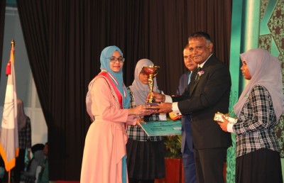 އަހުމަދިއްޔާ ސްކޫލުގެ އެންމެ މޮޅު ދަރިވަރަކަށް ތިން ދަރިވަރުން