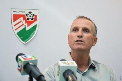 ފަހަތަށް ބެލުމެއް ނެތް، ޓީމާ އެކު ދާނީ ކުރިއަށް: ގައުމީ ކޯޗު