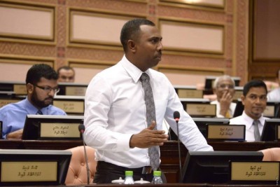 އަލީ އާޒިމުގެ ނަން އިއްވައި، މަޖިލީހުން ނެރެފި