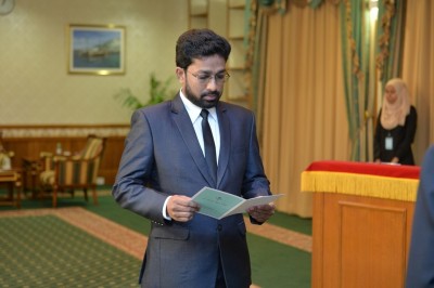 ހޯމް މިނިސްޓަރު އަޒްލީނަށް ރުހުން ދޭން ފެންނަ ކަމަށް ކޮމެޓީން ނިންމައިފި
