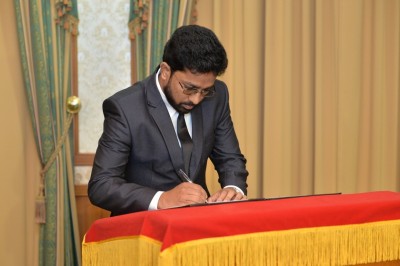 ހޯމް މިނިސްޓަރު އަޒްލީނަށް ރުހުން ދޭން މަޖިލީހުން ފާސްކޮށްފި