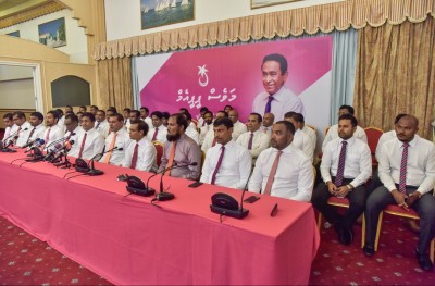 ބޮޑު ދެ ހުށަހެޅުމުގައި ރައީސްގެ އަރިސް މެމްބަރުންތަކެއް ސޮއިކުރެއްވި!