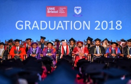 ވިލާ ކޮލެޖުން ހިންގާ ޔޫކޭގެ ޔޫވީ ކޯސްތަކުން 319 ދަރިވަރުން ގްރެޖުއޭޓްވެއްޖެ