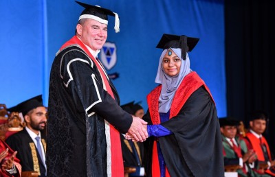 ވިލާ ކޮލެޖުން ހިންގާ ޔޫކޭގެ ޔޫވީ ކޯސްތަކުން 319 ދަރިވަރުން ގްރެޖުއޭޓްވެއްޖެ