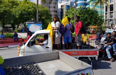 ނަޝީދަށް މަރުހަބާ ދަންނަވަން ރަށްރަށުން މީހުން މާލެ އަންނަނީ