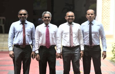 އަހަރެއް ފަހުން، ހަތަރު މެމްބަރުން އެކުގައި މަޖިލީހުގައި