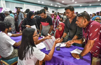 ޑިމޮކްރަސީ ޒުވާނުންގެ އަތްމަތީގައި، އެކަމަކު އެހާ ޒިންމާދާރުތަ؟