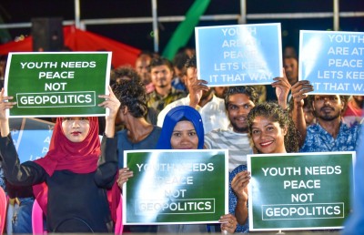 ޑިމޮކްރަސީ ޒުވާނުންގެ އަތްމަތީގައި، އެކަމަކު އެހާ ޒިންމާދާރުތަ؟