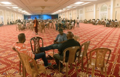ރަނިލްގެ ސަޕޯޓަަރުން ބޮޑުވަޒީރުގެ ގެކޮޅުގައި ދިރިއުޅެން ފަށައިފި