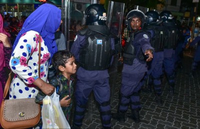 ޖުމްހޫރީ 50: ރާއްޖެ އަށް ހަމަޖެހުން، ކޮން އިރަކުން؟