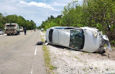 އައްޑޫ ލިންކް ރޯޑުުގައި ކާރެއް ފުރޮޅާލައި ދެ މީހަކަށް އަނިޔާވެއްޖެ