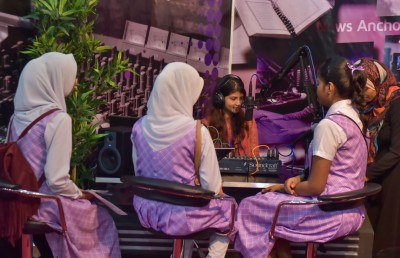 ޑިމޮކްރަސީ ޒުވާނުންގެ އަތްމަތީގައި، އެކަމަކު އެހާ ޒިންމާދާރުތަ؟