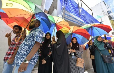 ޖުމްހޫރީ 50: ރާއްޖެ އަށް ހަމަޖެހުން، ކޮން އިރަކުން؟