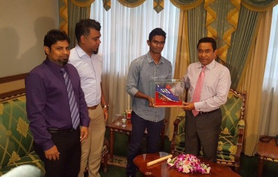 ސާއިދު ރަންމެޑަލް ހޯދިއިރު ދުވަން އެރި ބޫޓު ރައީސް ޔާމީނަށް ހަދިޔާކޮށްފި