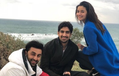 ރަންބީރު ކަޕޫރާއި އާލިއާ ބަޓްގެ "ބުރައްމަސްތުރާ" ރިލީޒްކުރުން ފަސްކޮށްފި